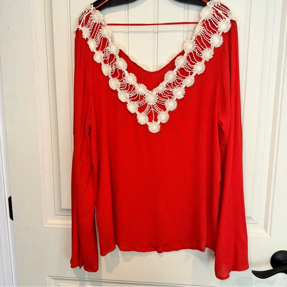 Entero Blouse with crocheted accents